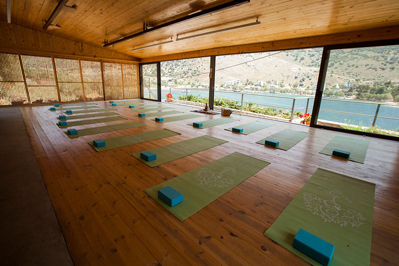 סדנת יוגה תרפיה עם איריס קליין ביוון